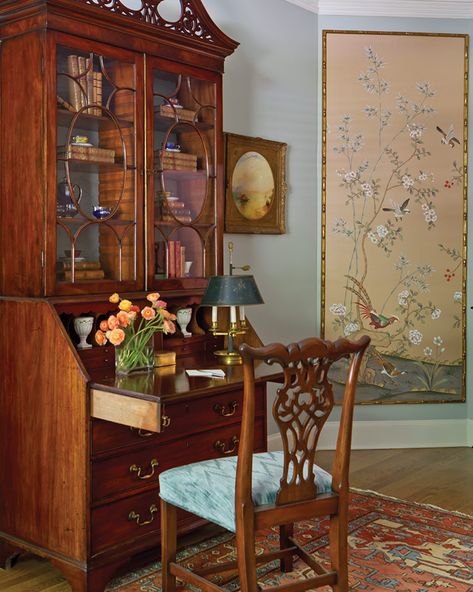 Traditional American Decor, Secretary Decor, Secretary Desk With Bookcase, Vintage Traditional Decor, Mixing Furniture Styles Living Room, Traditional Living Rooms, Casa Country, Southern Lady, Traditional Interior Design