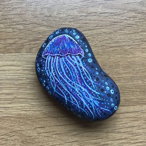 Posca Pens Rock Art, Rock Painting Ocean, Posca Rock Art, Jellyfish Rock Painting, Beachy Paintings, Jellyfish Painting, Aboriginal Dot Painting, Posca Pens, Rock Painting Tutorial