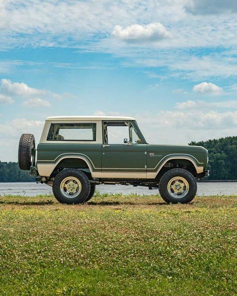 Gateway Bronco on Instagram: "Coyote Edition™ Gateway Bronco in Matte Green with painted Ranger stripes and a Wimbledon White hard top. A bespoke built, one-of-one livery only from Gateway Bronco.  #gatewaybronco #dreamstodriveways #fordbronco #earlybronco #classicbronco #classicford #vintagebronco #classiccars #dreamcar #vintageford" Ford Bronco Custom, Bronco Custom, Vintage Bronco, New Bronco, Classic Bronco, Classic Ford Broncos, Dream Cars Jeep, Matte Green, Pretty Cars