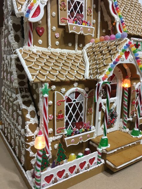 Miniature Kits, Cool Gingerbread Houses, Christmas Dollhouse, Kit Bashing, Gingerbread Crafts, Gingerbread Village, Gingerbread Christmas Decor, Gingerbread House Decorations, Dollhouse Christmas