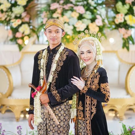 Adat Jawa Foto Adat Jawa, Pernikahan Adat Jawa Hijab, Wedding Jawa Hijab, Wedding Adat Jawa, Nikah Adat Jawa, Wedding Jawa, Pose Pengantin, Pose Prewedding, Pose Wedding