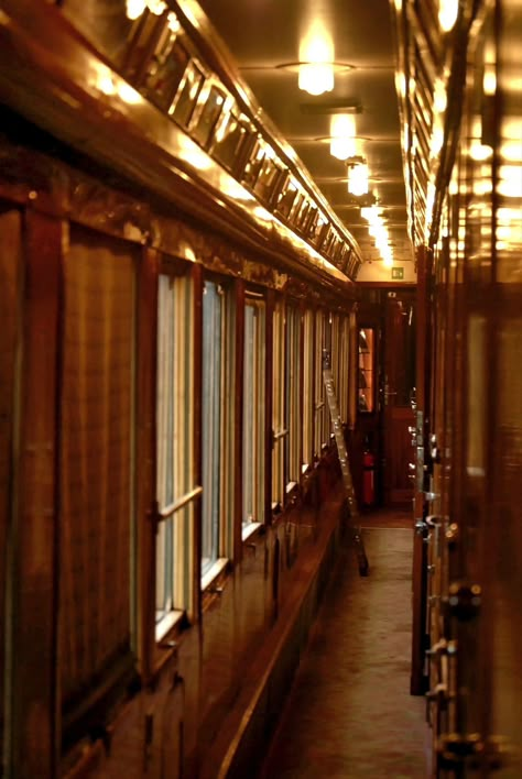 Simplon Orient Express, Gryffindor Aesthetic, Hufflepuff Aesthetic, The Orient Express, Images Harry Potter, Luxury Train, Hogwarts Aesthetic, Slytherin Aesthetic, Orient Express