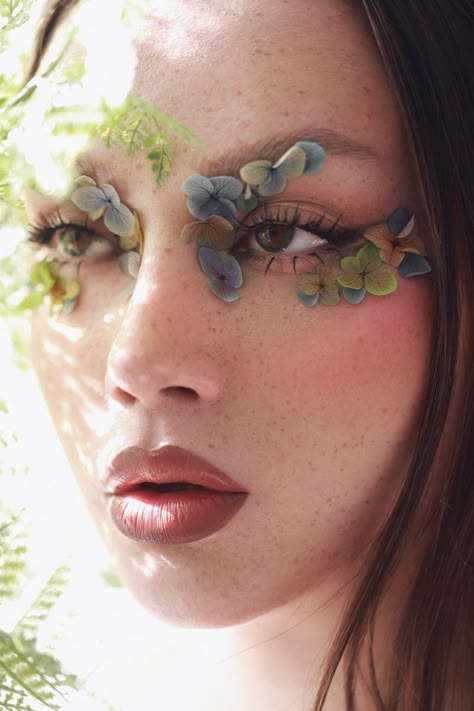 Editorial Flower Makeup, Flower Make Up, Thread Makeup, 70’s Makeup, Nature Editorial, Bird Makeup, Soft Make-up, Flower Eyes, Female Portrait Poses