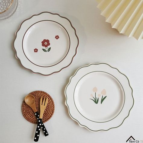 Piring Aesthetic, Plates Aesthetic, Korean Dinner, Beautiful Kitchenware, Korean Flower, Kitchenware Set, Vintage Dessert, Aesthetic Korean, Pottery Workshop