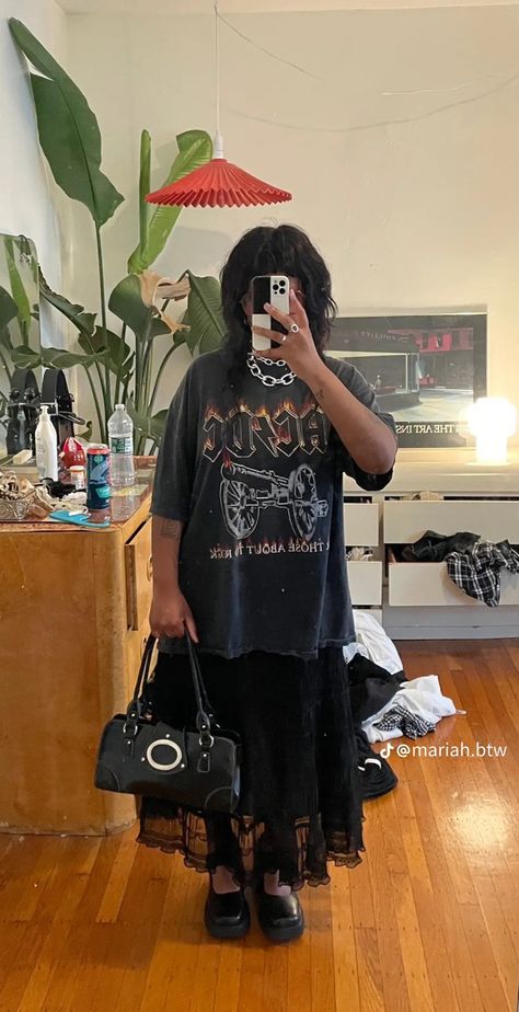 Flowy Skirt Tshirt Outfit, Oversized Shirt And Long Skirt, Black Oversized Tshirt Outfit Korean, Long Black Lace Skirt Outfit Ideas, Spring Oversized Outfits, Oversized Tshirt Skirt Outfit Korean, Long Skirt Outfits With Tshirt, Midi Skirt With Oversized Shirt, T Shirt With Maxi Skirt Outfit