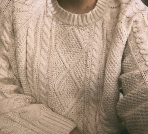 January Outfit, Sweater Aesthetic, First Love Story, Knit Sweater Outfit, Clear Winter, Cozy Winter Outfits, Fluffy Sweater, Ivory Sweater, Knit Sweaters