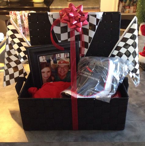 Personalized racing basket for dad. Basket contains: Formula 1 shirt, cap, and hat pin. Frame with photo from the day of the race and a glass beer mug with name engraved Car Gift Basket Ideas, Car Gift Basket, Formula 1 Shirt, Mug With Name, Glass Beer Mugs, Car Gift, Gift Inspo, Glass Beer, The Giver