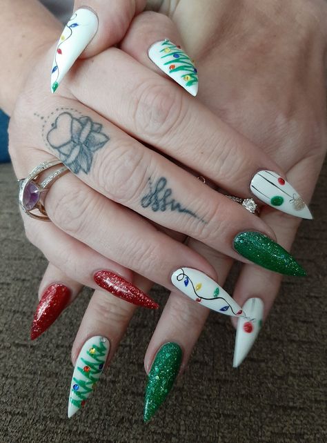 Stiletto Nails Christmas Designs, Christmas Nails Full Colour, Christmas Vegas Nails, Christmas Nail Inspo Stiletto, Simple Christmas Stiletto Nails, Christmas Nails 2023 Stiletto, Christmas Nail Green And Red, Christmas Nails Stiletto Glitter, Christmas Stellio Nails