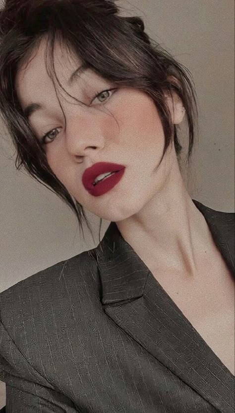 French Style Makeup, Red Lipstick Aesthetic, Maroon Lips, French Girl Makeup, Maroon Lipstick, Lipstick Aesthetic, Looks For Green Eyes, Lipstick Tips, Makeup Looks For Green Eyes