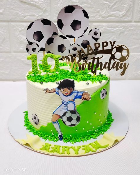 Football theme cake design 🎂 Chocolate cake #football #footballgames #footballplayer #footballcake #cakedecorating #cakes #cake #cakedesign #cakeart #bestcakeinahmedabad #chandkhedacakes #gandhinagarcakes #birthday #birthdaycake #baking #homebaker #homebaking #instafood #instacake #instadaily #instagram Football Theme Birthday Cake, Birthday Cake Football Theme, Football Theme Cake, Football Cake Design, Cake Football, Football Themed Cakes, Oliver Atom, Paw Patrol Birthday Theme, Design Chocolate