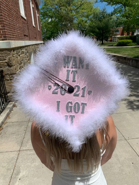 Fluffy Graduation Cap, Girly Cap Decoration Graduation, Sharpay Graduation Cap, Graduation Cap With Crown, Sharpay Grad Cap, Pink Cap For Graduation, Graduation Cap Designs Ariana Grande, Sharpay Evans Graduation Cap, Pink Graduation Cap Ideas