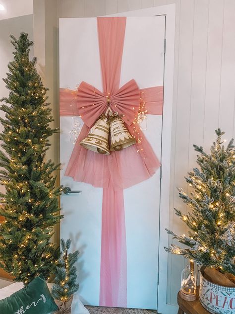 Christmas Decorations Pink And Gold, Pink Christmas Decorations Table, Dusty Pink Christmas Decorations, Blow Up Christmas Decorations Yards, Pink Outside Christmas Decorations, Pink Front Door Christmas Decor, Rose And Gold Christmas Decor, Pink Nutcracker Christmas Diy, Pink Christmas House Decorations