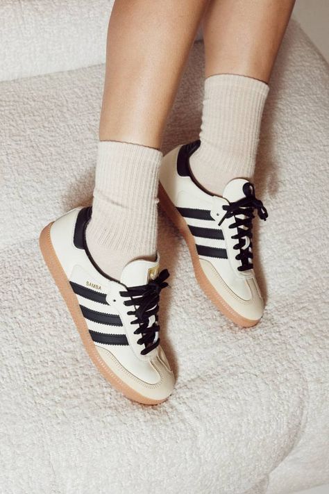 Samba Sand Strata Outfit, It Girl Sneakers 2024, Adidas Originals Samba, Cream Sambas Outfit, Cream Sambas, Adidas Samba Cream, It Girl Shoes, Adidas Shoes Samba, Adidas Classic Shoes