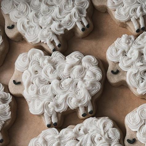 Julie Ellerman Jones on Instagram: "Some cute little sheep 🐑" Sheep Sugar Cookies, Sheep Cookies Decorated, Sheep Cookies, Sheep Snack, Sheep Pretzels, Lamb Sugar Cookies Decorated, Sheep Royal Icing Cookies, Sheep Macarons, Good Shepard