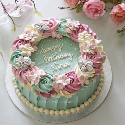 Fun Buttercream Cake Designs, Butter Cream Frosting Cake Design, Floral Frosting Cake, Birthday Cake With Buttercream Flowers, Butter Cream Design Cake, Butter Cream Flower Cake Design, Pretty Buttercream Cakes, Frosting Flower Cake, Flower Cake Ideas Birthday