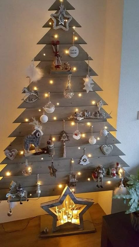 Christmas Living Room Ideas, Living Room Decor Christmas, Christmas Trees Diy, Wooden Trees, Christmas Living Room Decor, Pallet Christmas Tree, Room Decor Christmas, Cozy Christmas Decor, Pallet Christmas