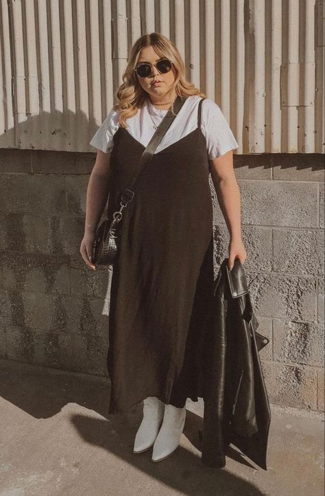 Plus Size City Break Outfit, Dark Academia Style Plus Size, Autumn Plus Size Outfits 2023, Midsize Slip Dress Outfit, Plus Size Outfit 2023, Fit Woman Outfit, Plus Size Slip Dress Outfit, European Summer Outfits Plus Size, Curvy Outfits Autumn