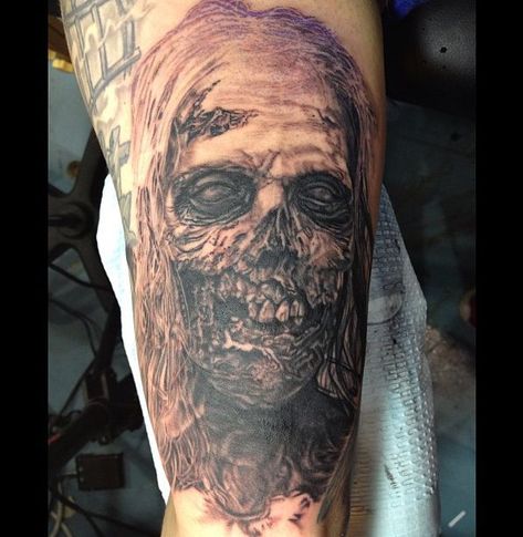 Walking Dead Tattoo, Tag Tattoo, Zombie Tattoo, Flesh Tattoo, Sister Ideas, Zombie Pin Up, Zombie Tattoos, Evil Skull Tattoo, Evil Skull