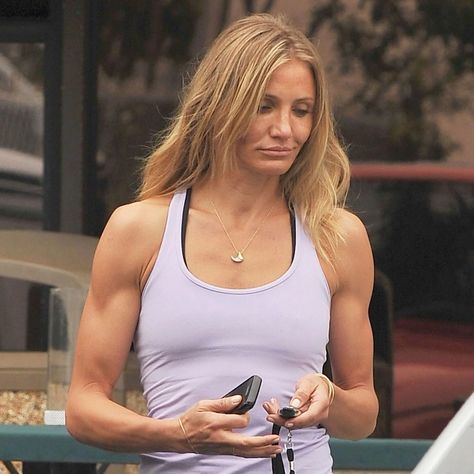 Those arms!! 😍 Cameron Diaz Workout, Celebrity Fitness, Celebrity Diets, Endurance Workout, Celebrity Workout, Cameron Diaz, Strength Training Workouts, Woman Portrait, Beautiful Lady