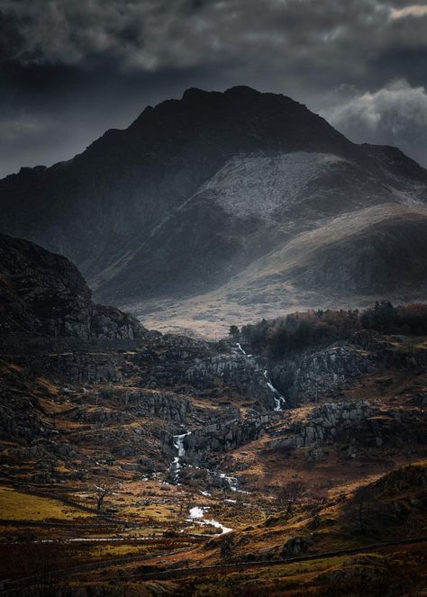 Black Mountains Wales, Wales Countryside, Welsh Mountains, Welsh Landscape, Fantasy Vs Reality, Countryside Photography, Scotland Landscape, Rings Of Power, Concept Board