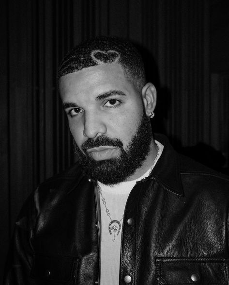 Drake Heart Haircut, Rappers Black And White, Rapper Portraits, Drake Black And White, Drake Portrait, David Bowie Eyes, Drake Drawing, Bowie Eyes, Champagne Papi