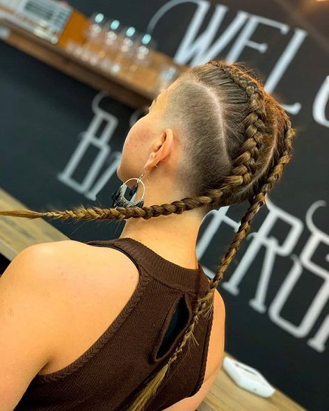 Female Undercut Long Hair, Shornnape Undercut, One Side Shaved Hairstyles, Undercut Ideas, Long Hair Shaved Sides, Side Shaved, Tomboy Haircut, Shaved Hairstyles, Undercut Hairstyles Women