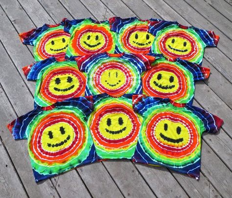 Tie Dye Smiley Face, Fun Experiments, Diy Tie Dye Designs, Tie Dye Ideas, Happy Smiley Face, Tie Dye Crafts, How To Tie Dye, Tie Dye Techniques, Kids Tees