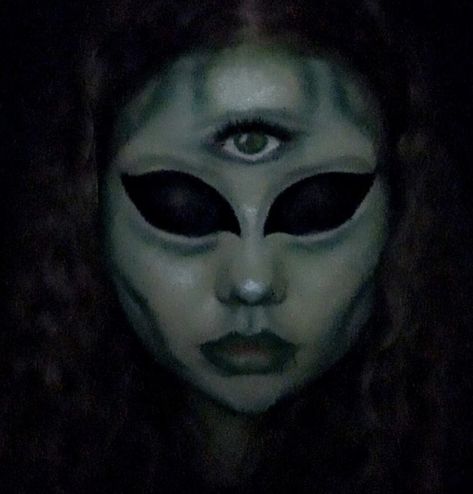 makeup, mua, creative makeup Simple Alien Makeup, Green Alien Makeup, Alien Makeup Pretty, Alien Makeup Halloween, Alien Makeup Looks, Alien Halloween Makeup, Makeup Sketch, Haunted House Makeup, Alien Halloween Costume