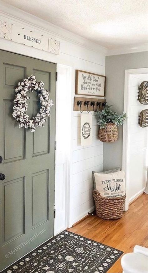 Vstupná Hala, Mudroom Storage, Christmas House Lights, Mud Room Storage, Hal Decor, Home Entrance Decor, Farmhouse Decor Living Room, Entrance Decor, Country Farmhouse Decor