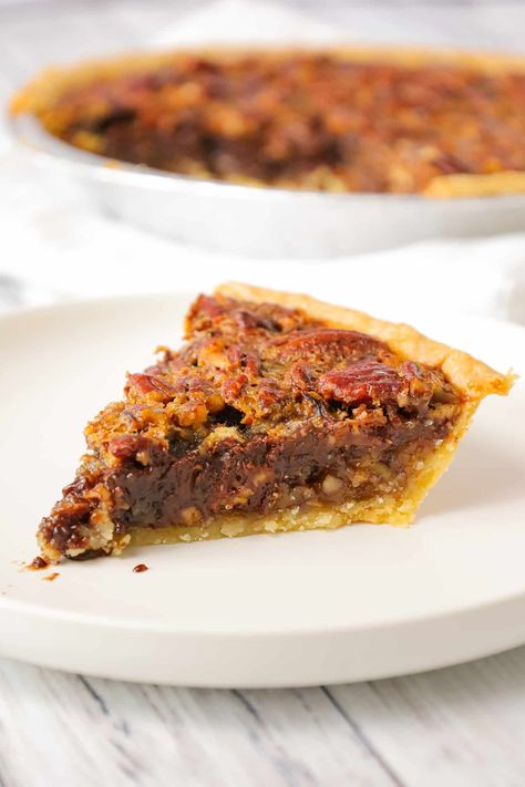 Chocolate Chip Pecan Pie is a decadent chocolate and caramel pie loaded with pecans. Carmel Pecan Pie, Chocolate Chip Pecan Pie, Chocolate Pecan Pie Recipe, Chess Pie Recipe, Chocolate Fudge Cookies, Chocolate Chip Pie, Caramel Pie, Chocolate Peanut Butter Desserts, Pecan Desserts