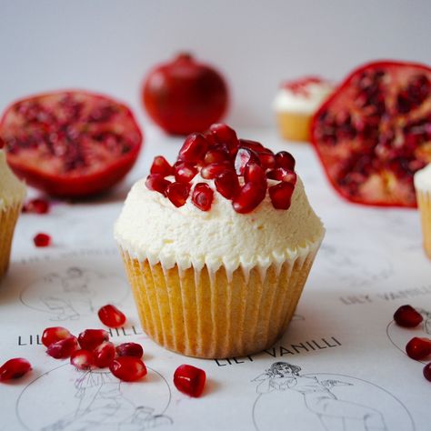 Cupcakes Piping, Vanilla Buttercream Recipe, Frances Quinn, Melissa Hemsley, Yalda Night, Pomegranate Recipes, Keto Vegan, Buttercream Recipe, Caramel Cake