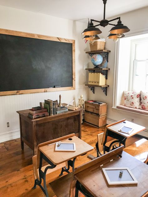 Vintage School Decor, Old School Room, Vintage Classroom Decor, Homeschool Room Ideas, Homeschool Room Decor, Homeschool Room Design, Homeschool Decor, Old School House, Homeschool Room