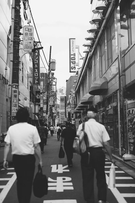 One Week in Tokyo – A Visual Diary. Captured in June 2018 by Fiona Dinkelbach for THE DASHING RIDER. Tokyo | Japan | Photography | Japanese Culture | Travel Diary | www.THEDASHINGRIDER.com Tokyo Japan Photography, Photography Japanese, Black And White Photo Wall, Culture Day, Black And White City, Black And White Picture Wall, Japan Photography, Film Photography 35mm, Japan Culture