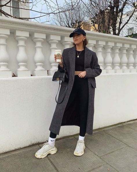 Grey Long Blazer Outfit, Grey Oversized Coat Outfits, Oversized Grey Coat, Dark Grey Shacket Outfit, Oversized Grey Coat Outfit, Grey Coat Outfit Aesthetic, Grey Blazer Coat Outfit, Charcoal Wool Coat Outfit, Gray Outfits For Women Winter