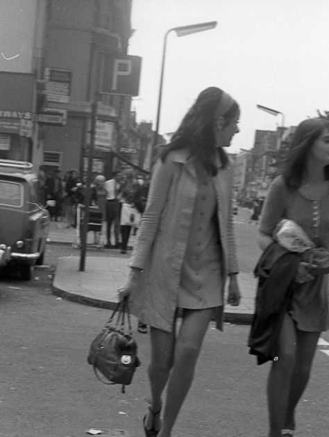 Girls on the Kings Road, photographed by John Hendy, 1968. 60s Vibes, 60’s Fashion, Harry Clarke, Father Photo, Swinging London, 60s 70s Fashion, Walking Down The Street, Swinging Sixties, Sixties Fashion