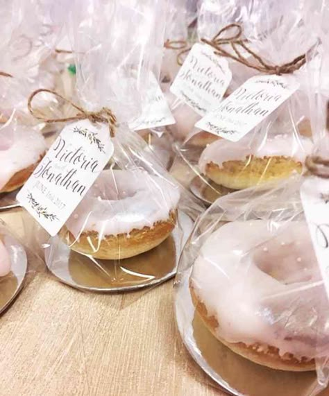 Desserts Catering, Boutique Patisserie, Donut Decorating Ideas, Foodie Wedding, Bake Sale Packaging, Wedding Favour Ideas, Catering Desserts, Favour Ideas, Baking Packaging