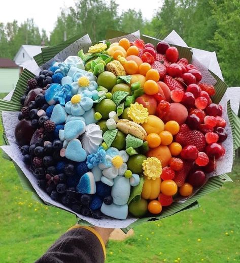 Fruit Bouquet Ideas, Vegetable Bouquet, Edible Fruit Arrangements, Food Display Table, Food Bouquet, Edible Bouquets, Rainbow Fruit, Fruit Gifts, Candy Cakes