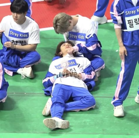 Isac Kpop, Lee Know X Hyunjin, Hyunjin And Lee Know, Sitting Next To Each Other, Lee Know And Hyunjin, Lee Know Hyunjin, Homeless Kids, Funny Morning Pictures, Skz Ships