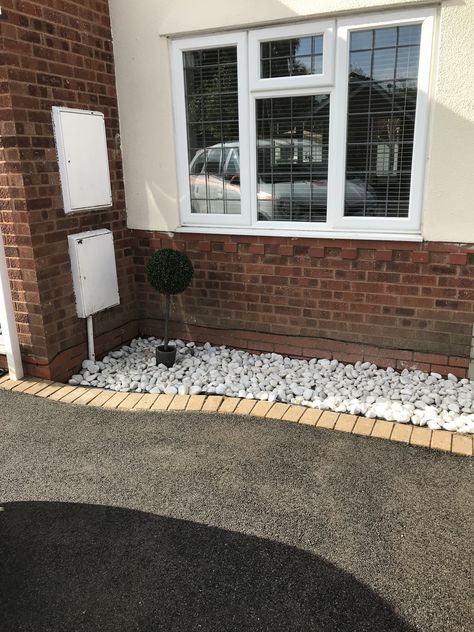 White Stone Front Garden, White Stone Flower Bed, Stone Flower Beds, Garden Idea, White Stones, Flower Bed, Front Garden, White Stone, Driveway