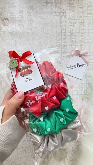 Diy Hair Accessories Beads, Kawaii Hair Clips, Diy Hair Scrunchies, Diy Hair Accessories Ribbon, Christmas Hair Accessories, Small Business Packaging Ideas, Cafe Shop Design, Fabric Hair Bows, Embroidery On Clothes