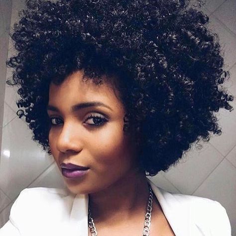 This #hairshape is Everything!! Afro Curls, How To Curl Short Hair, Wavy Haircuts, Beautiful Natural Hair, Pelo Afro, Short Curly Wigs, Short Hair Wigs, Natural Hair Beauty, Penteado Cabelo Curto