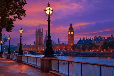 London sunset skyline bigben and thames | Premium Photo #Freepik #photo #vintage #travel #water #city London City Night, London Wallpaper, Visit Uk, Places In England, Beautiful London, City Of London, London Skyline, Houses Of Parliament, Beaux Villages