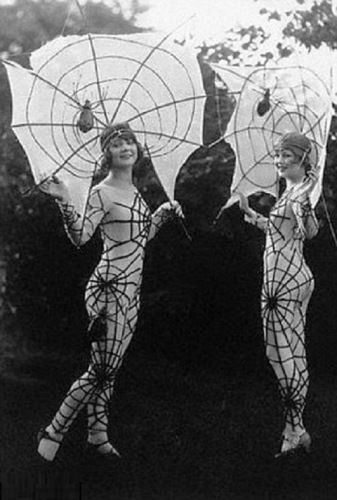 Vintage Halloween costumes! #1920s #fashion 3 People Halloween Costumes, Easy Halloween Costume Ideas, 1920s Halloween, Best Group Halloween Costumes, Halloween Pin Up, Vintage Halloween Photos, Vintage Halloween Images, Easy Halloween Costume, Vintage Spider