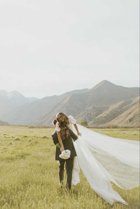 August Mountain Wedding, Mountain Wedding Pictures, Mountain Wedding Aesthetic, Mountain Wedding Bride And Groom, Wedding Pictures In Mountains, Meadow Elopement, Mountain Elopement Photos, Wedding Poses Mountains, Mountain Wedding Portraits