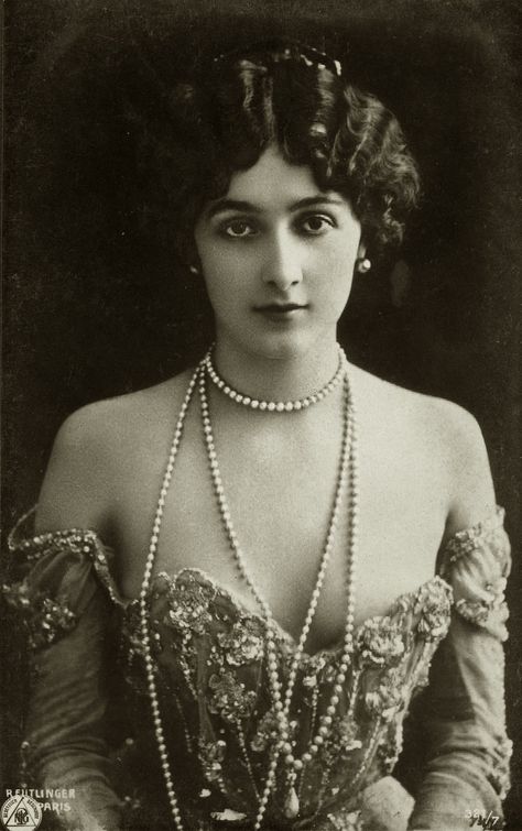 Lina Cavalieri Lina Cavalieri, Wearing Pearls, Glamour Vintage, Portrait Vintage, Images Vintage, Foto Vintage, Foto Art, Photo Vintage, Vintage Portraits