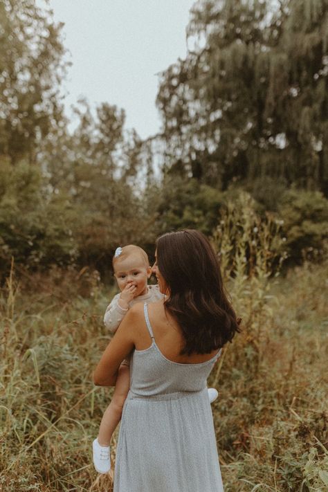 Cute Mom Pictures, Single Mum Photoshoot, Mom Poses Photography, Mommy And Me Photo Shoot 8 Month Old, Mother’s Day Photoshoot With Baby, Single Mom Family Photo Ideas, Mom And Baby Poses Photo Ideas, Mom And Baby Outdoor Photoshoot, Mom And Baby Girl Photoshooting