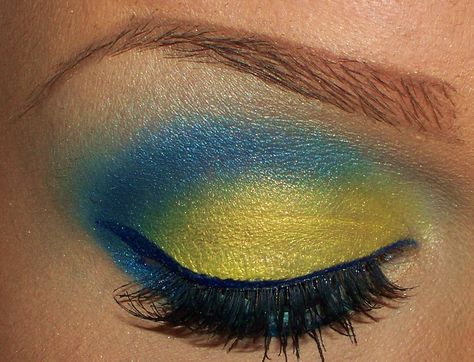 Spongebob Eye Makeup, Blue And Yellow Makeup, Minion Makeup Ideas, Blue And Yellow Eyeshadow Looks, Minion Eye Makeup, Yellow Eyeshadow Blue Eyes, Yellow And Blue Eyeshadow Looks, Matt Makeup, Blue And Yellow Eyeshadow