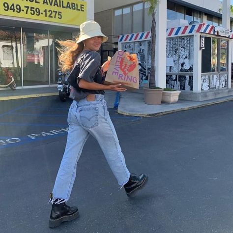 Urban Outfitters Outfit, Doc Martens Outfit, 사진 촬영 포즈, Mode Inspo, Fashion Streetwear, Mode Vintage, Doc Martens, Mode Inspiration, A Sign