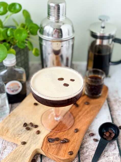 #COCKTAIL Wellicht ben je hem wel eens tegengekomen, of heb je hem al eens mogen proeven. Maar deze Espresso Martini Cocktail is er zeker eentje om eens te proberen. Het is een gezoete koffie cocktail uit een shaker met veel ijs. Bovenop de schuimlaag plaats je een paar koffie boontjes. Jaaaa dit smaakt naar meer! ==> https://bettyskitchen.nl/espresso-martini-cocktail/ #koffie #espresso #vodka #tiamaria #kahlua #caramel #happyhour #cheers #weekend Martini Classic, Espresso Martini Cocktail, Cookies Lemon, Velvet Cookies, Classic Martini, Pisco Sour, Happy Hour Cocktails, Homemade Cocktails, Red Velvet Cookies