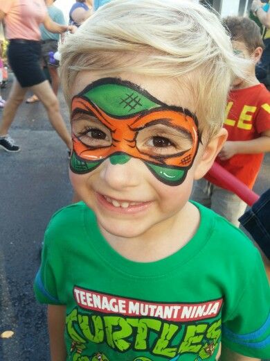 Ninja turtle face painting! It would be cool to do something like this! Ninja Turtle Face Paint, Turtle Makeup, Superhero Face Painting, Festival Face Paint, Face Painting Tips, Face Painting For Boys, Homemade Face Paints, Tmnt Party, Festival Face